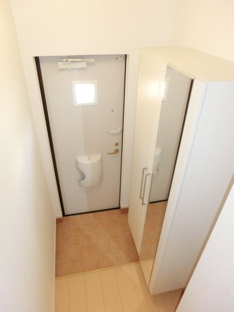 玄関　玄関にはトールタイプのシューズボックス。