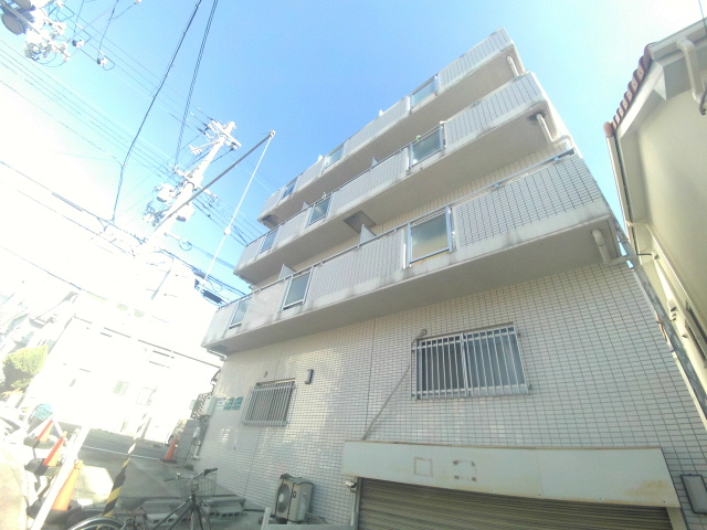 建物外観　白いタイル張りの外観です。
