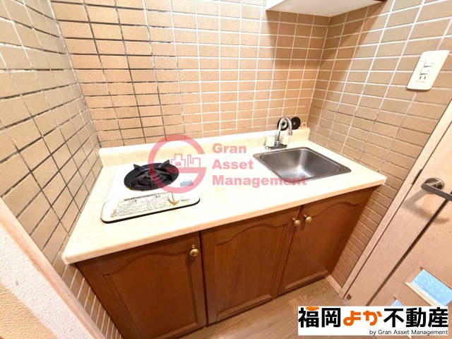 キッチン　【１００３号室実写真】コンパクトなキッチンで掃除もラクラク