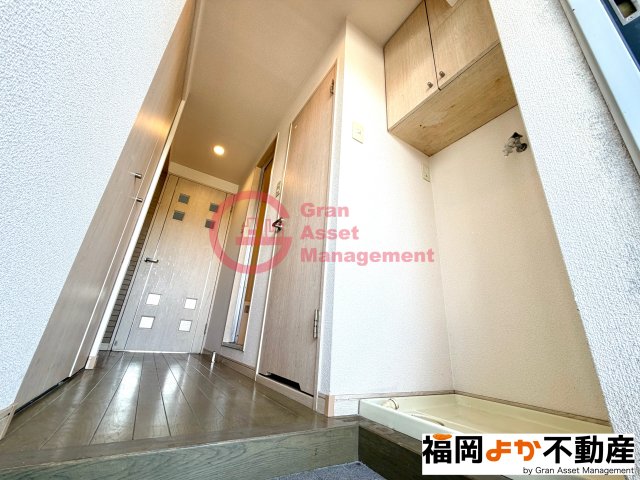 玄関　【１００３号室実写真】毎日通る玄関はこちらです