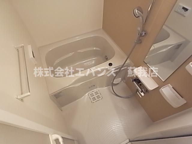 バス・シャワールーム　コンパクトで使いやすいお風呂です
