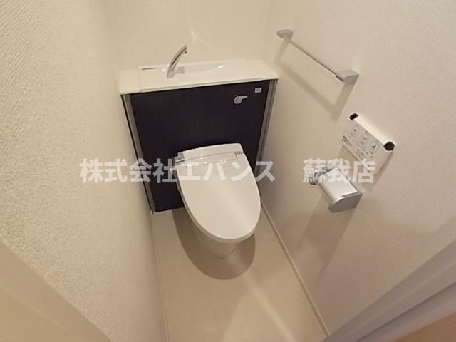 トイレ　落ち着いた色調のトイレです