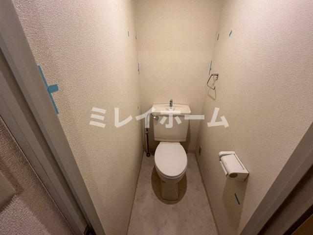 トイレ　同建物内別のお部屋の参考写真になります。
