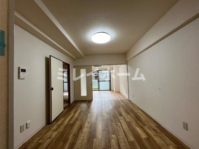 居室・リビング　同建物内別のお部屋の参考写真になります。