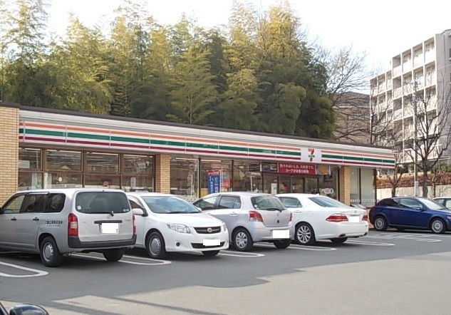 コンビニ　セブンイレブン（コンビニ）まで300m
