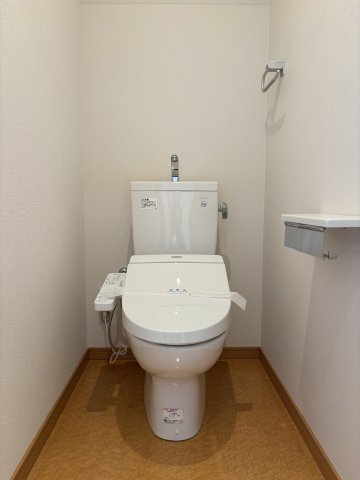 トイレ　落ち着いた色調のトイレです
