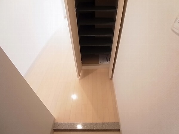 玄関　同物件別部屋写真