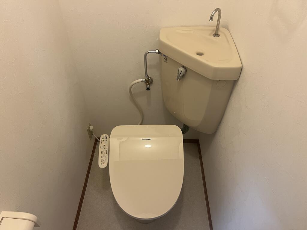 トイレ　※別号室の参考写真となります。