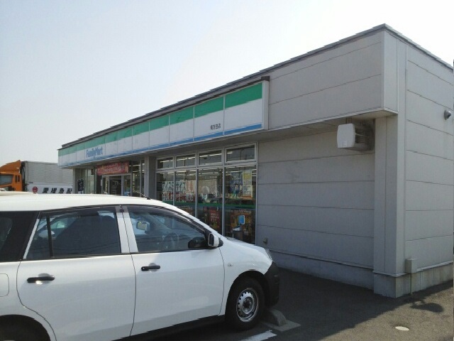 コンビニ　ファミリーマート（コンビニ）まで210m