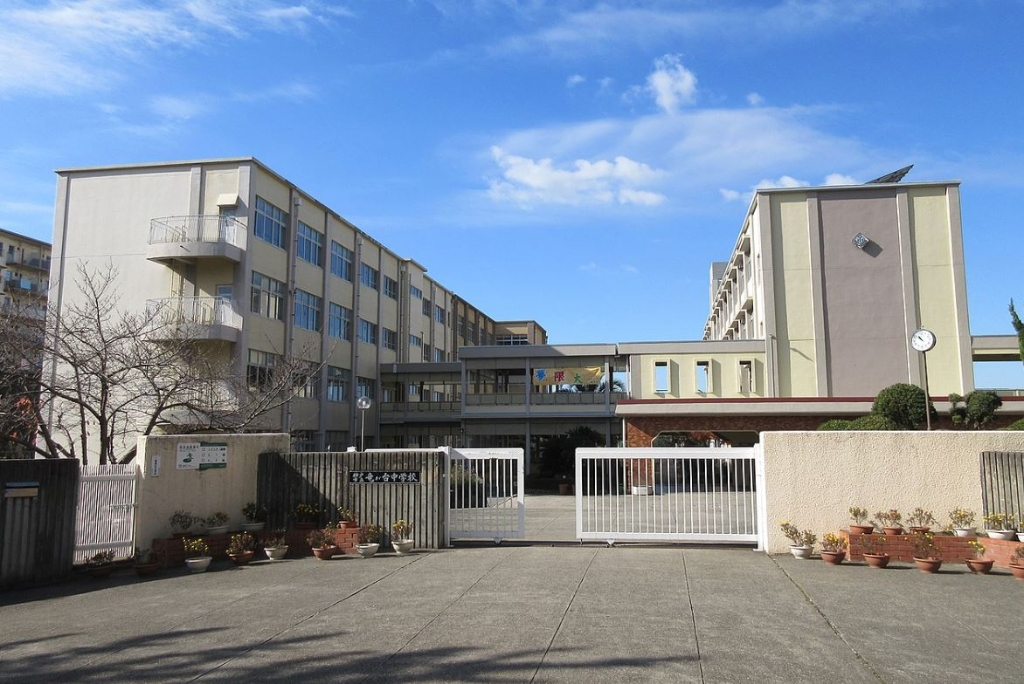 中学校　神戸市立竜が台中学校（中学校）まで1207m