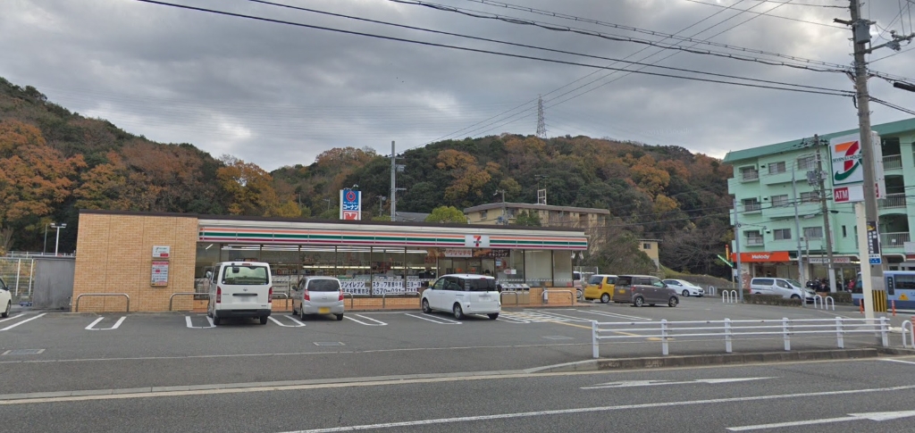 コンビニ　セブンイレブン 神戸名谷町賀市店（コンビニ）まで812m