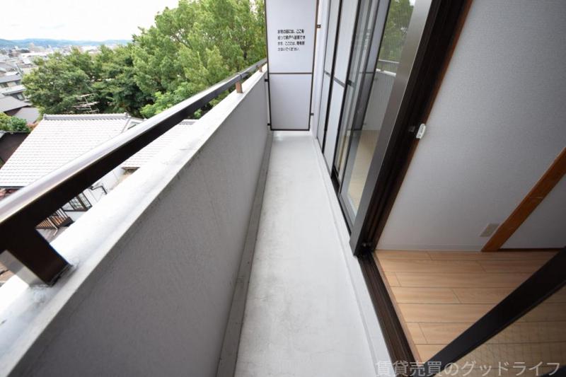 バルコニー　２部屋にまたがっているバルコニーで広い！