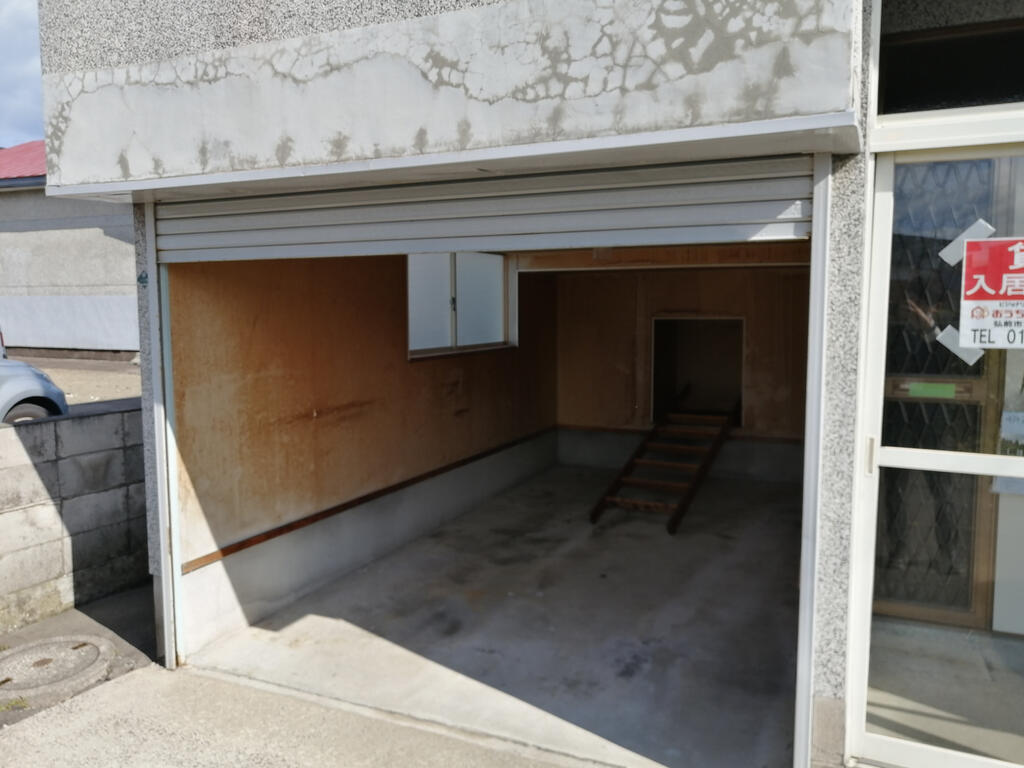 駐車場　シャッター付き車庫です。