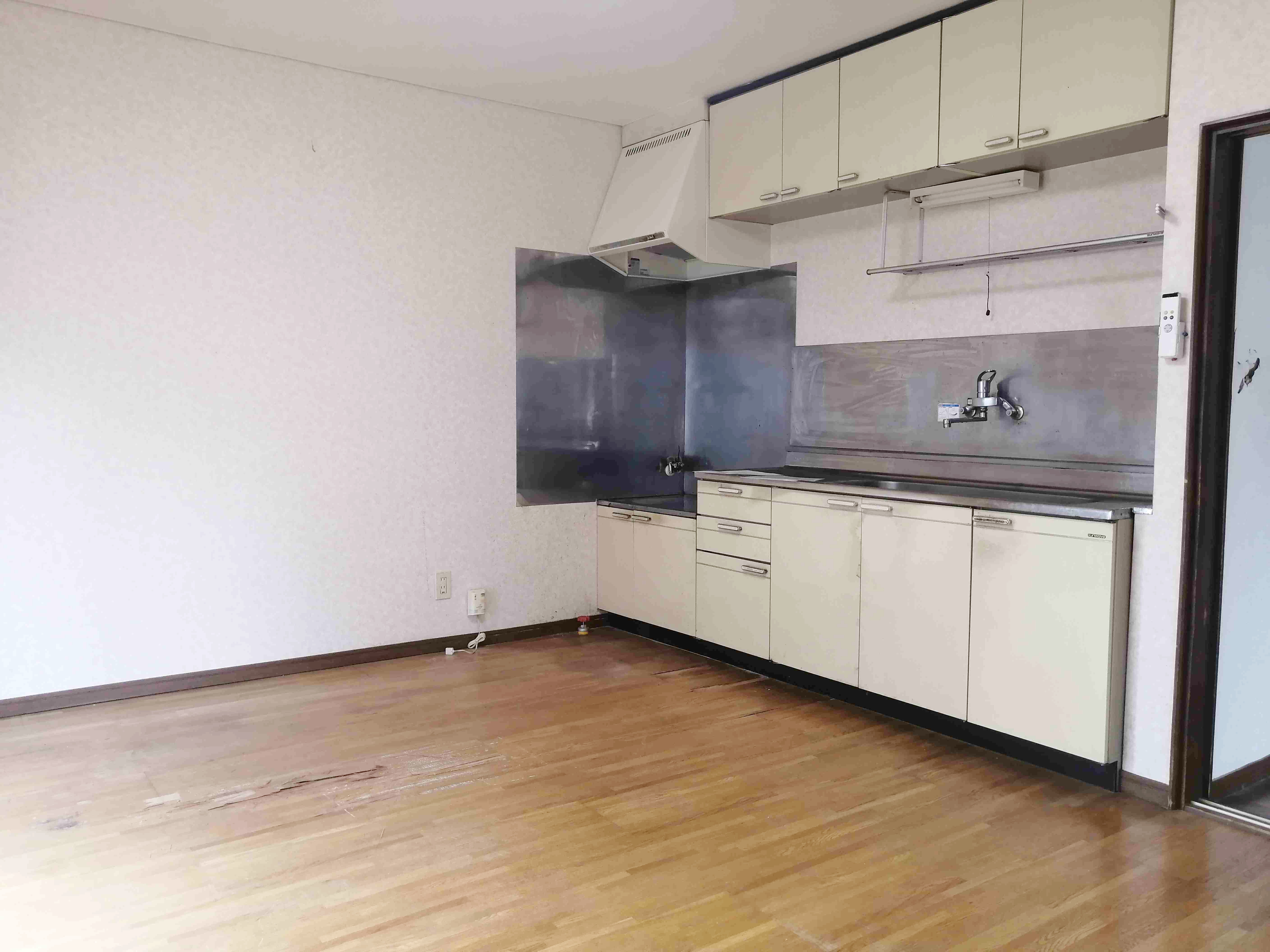 キッチン　調理器具等がすっきり収納できます。