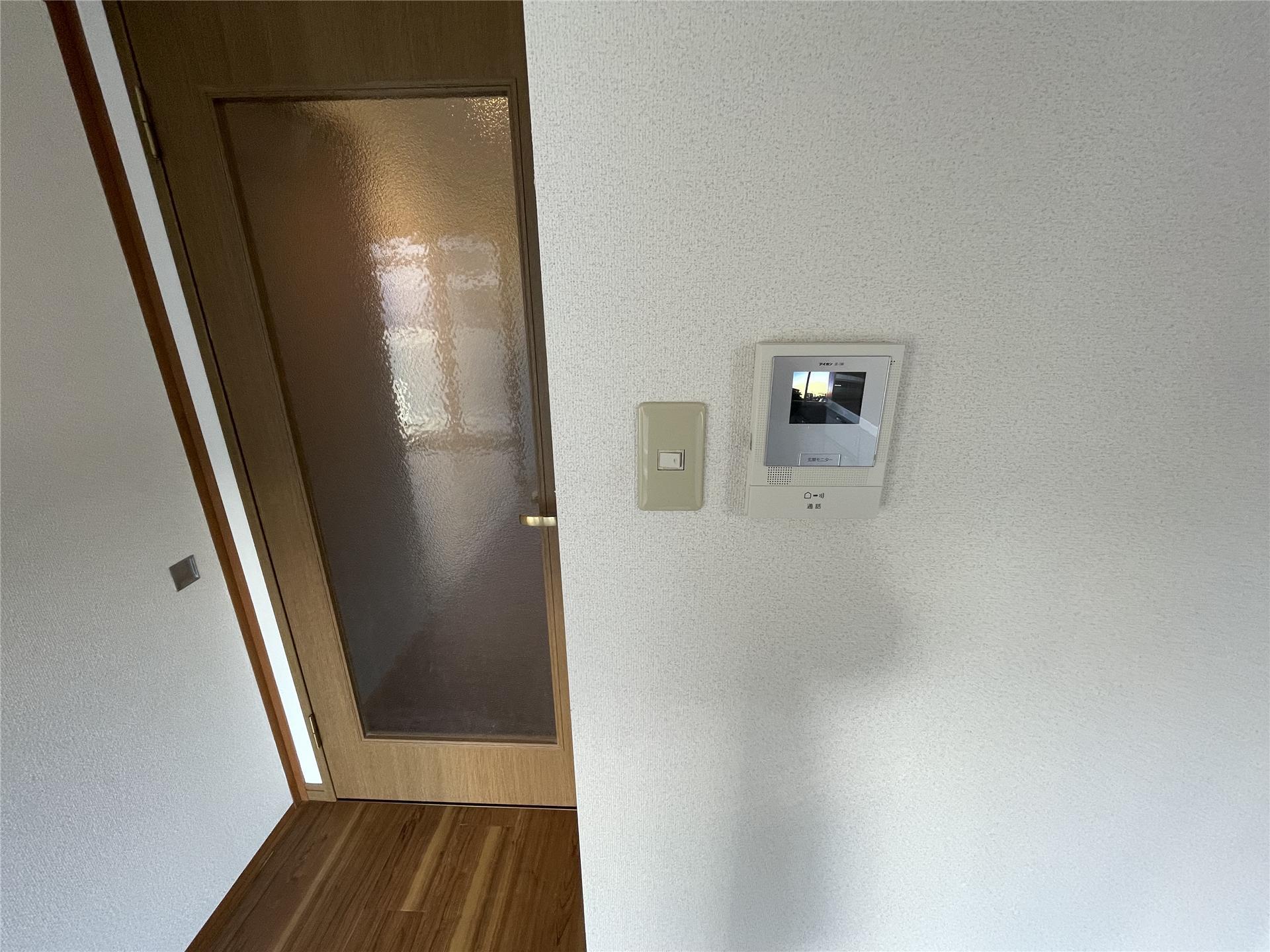 セキュリティ　来訪者が確認できるＴＶモニターホン付きです