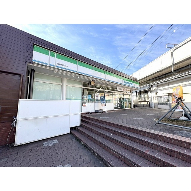 コンビニ　ファミリーマート　西浦和駅前店（コンビニ）まで52m