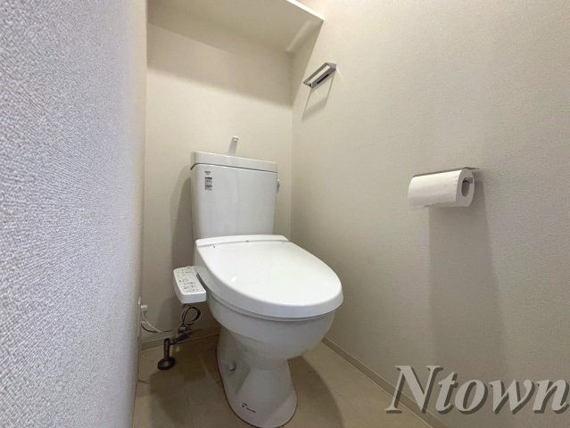 トイレ　落ち着いた色調のトイレです