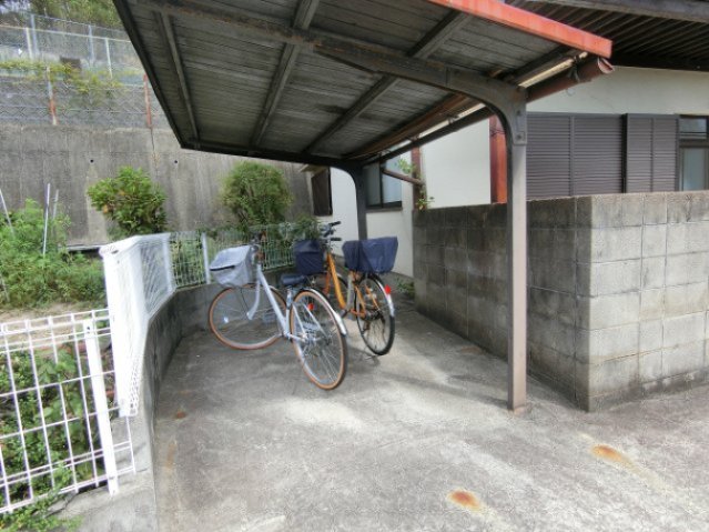 その他共有部分　屋根付きの駐輪場あり