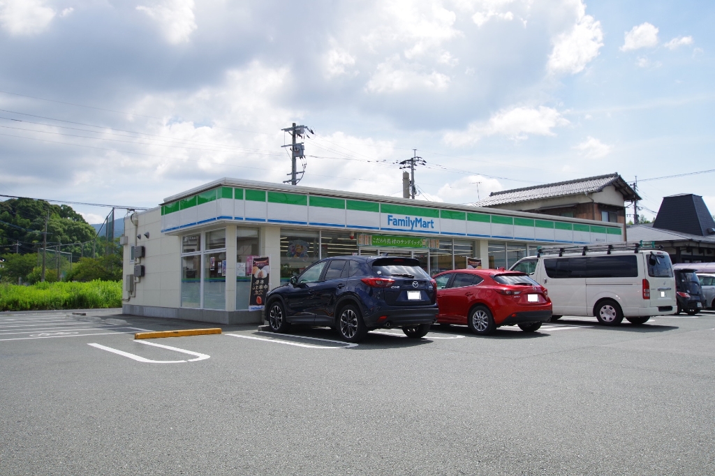 コンビニ　ファミリーマート（コンビニ）まで741m