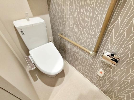トイレ　ウォシュレット付トイレは手すり付で安心♪