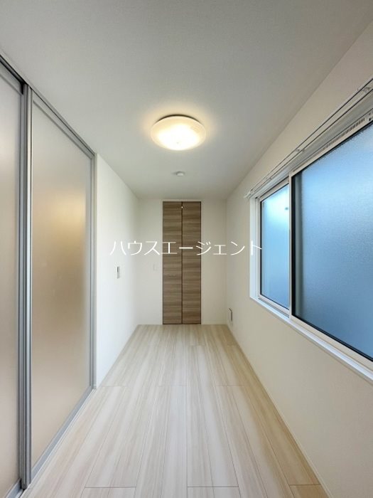 その他部屋・スペース　5.1帖の洋室。ウォークインクローゼットもあります。