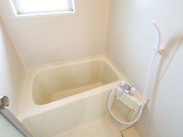 バス・シャワールーム　コンパクトで使いやすいお風呂です