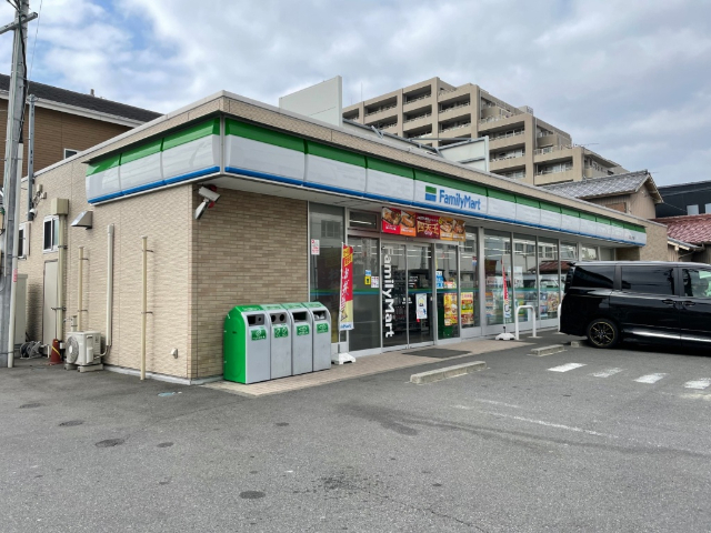 コンビニ　ファミリーマート（コンビニ）まで200m