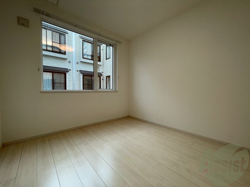 その他部屋・スペース　こちらのお部屋は光が差し込む、温かみのあるお部屋です。