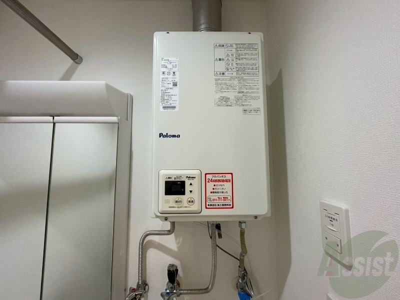 その他設備　給湯器です。操作しやすいパネルになってます。