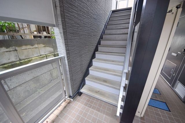 エントランス　駅から徒歩８分です
