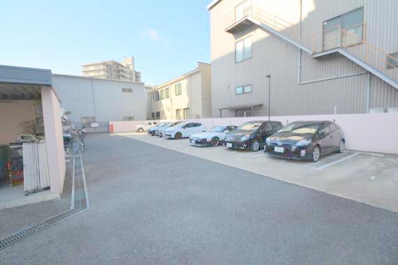 駐車場　敷地内にある駐車場。愛車がすぐ近くに置けると安心ですよね。
