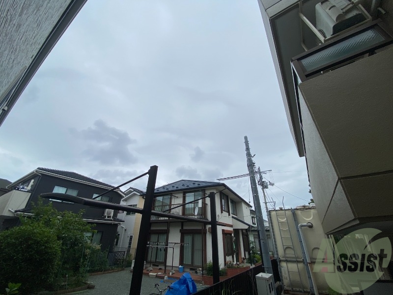 バルコニー　洋室には窓が付いており、南向きなので調光もバッチリ