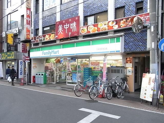 コンビニ　ファミリーマート（コンビニ）まで150m