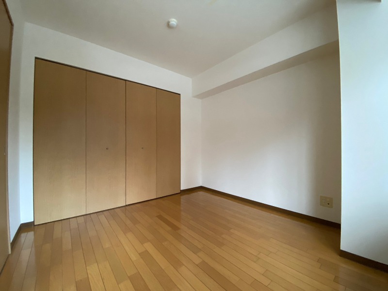 その他部屋・スペース　寝室はこちらです。光が差し込む、温かみのあるお部屋です。