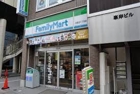 コンビニ　ファミリーマート 白金台三丁目店（コンビニ）まで241m