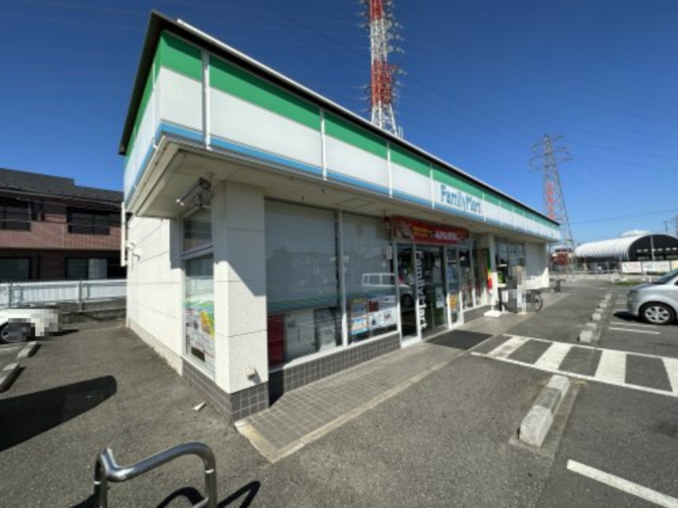 コンビニ　ファミリーマート肥塚南店（コンビニ）まで573m