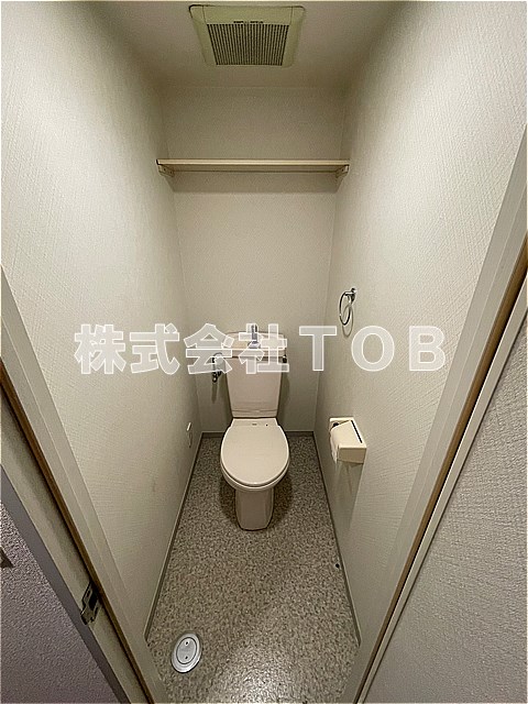 トイレ　※クリーニング中の写真
