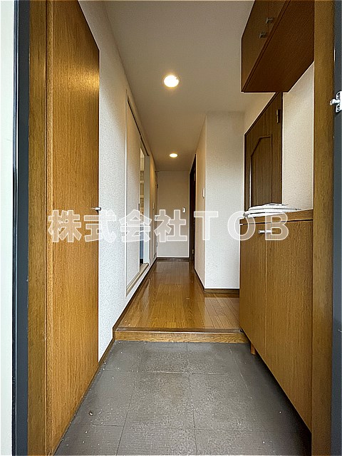玄関　※クリーニング中の写真※