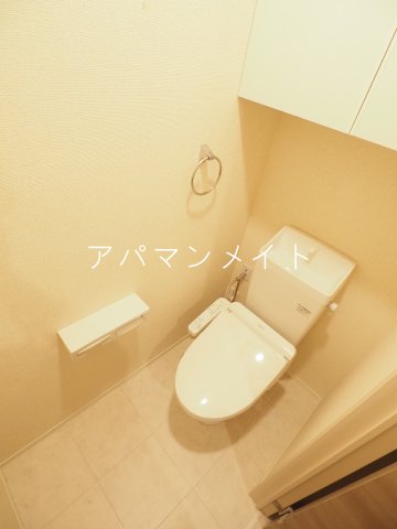 トイレ　シンプルで収納もきちんとあるトイレです