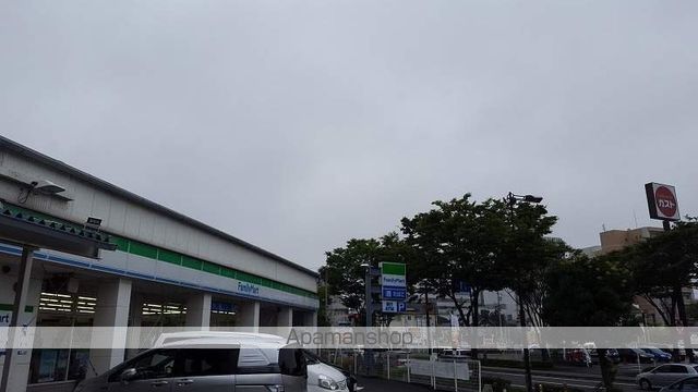 コンビニ　ファミリーマート（コンビニ）まで943m