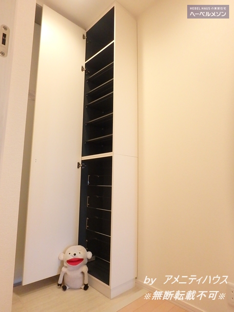 玄関　■玄関にはトールサイズの下駄箱あり。