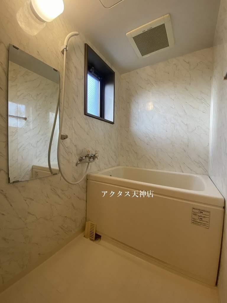 バス・シャワールーム　浴室に窓♪湿気対策もＯＫです。