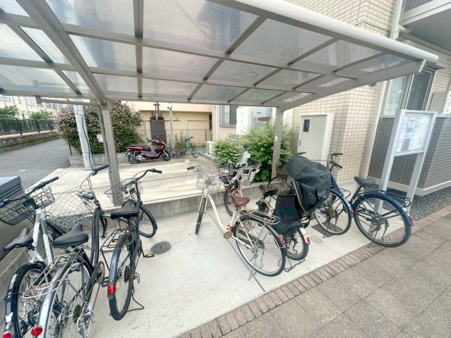 駐車場　敷地内には入居者専用の駐輪スペースもあります。