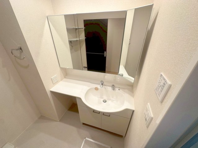 洗面設備　身支度が出来る独立洗面台です。