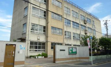 中学校　東大阪市立高井田中学校（中学校）まで831m