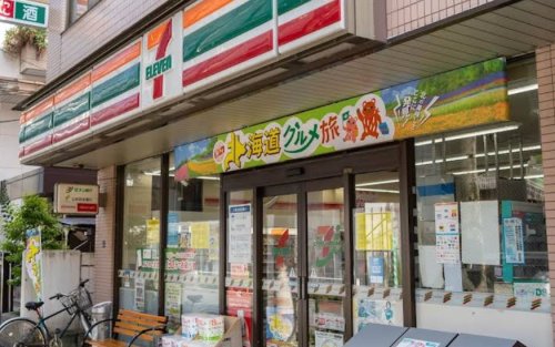 コンビニ　コンビニ（コンビニ）まで686m