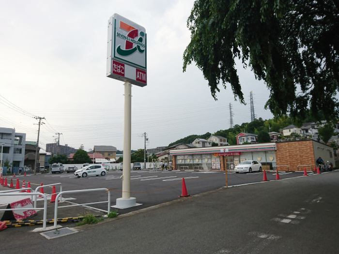 コンビニ　セブンイレブン（コンビニ）まで328m