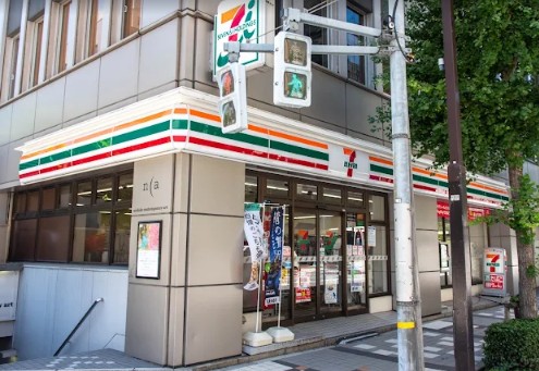コンビニ　セブンイレブン中央区八丁堀4丁目店（コンビニ）まで125m