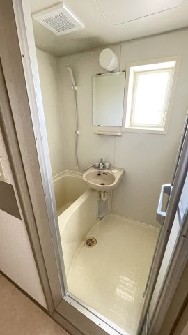バス・シャワールーム　※同タイプのモデルルームです※生活感のあるお風呂です。窓があ