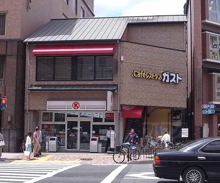 コンビニ　サークルＫ烏丸丸太町店（コンビニ）まで100m